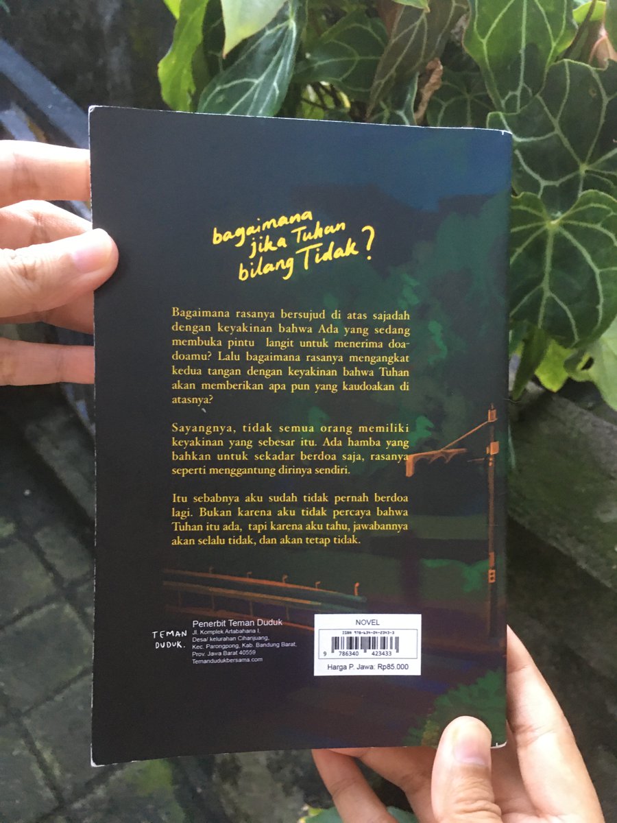 dinikopi13's tweet photo. Buku ini judulnya "Bagaimana Jika Tuhan Bilang Tidak?" isinya menurutku menarik banget soal penolakan dalam hidup, merasa dicurangi Tuhan karena terus dikasih "musibah"

Ketidakpercayaan oleh Tuhan juga lahir karena tokoh utamanya dibesarkan oleh keluarga yang punya dogma agama yang keras, ini nimbulin religious trauma seumur hidup

Tapi... yg aku pikir musibah, ternyata redirection terhadap hal-hal lebih baik setelahnya. Walaupun cerita fiksi, tapi aku bacanya relate bgt karena aku suka merasa sendirian di dunia ini, bukan anak favorit Tuhan 😭