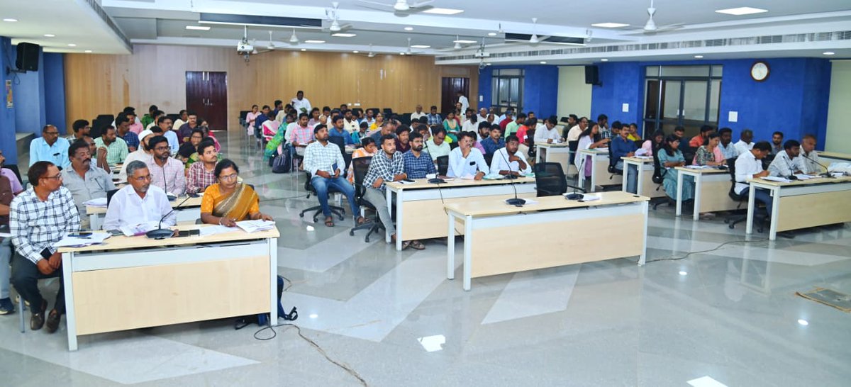 ✳️*ఇందిరమ్మ ఇండ్ల నిర్మాణంలో పురోగతి సాధించాలి.*

శుక్రవారం జిల్లా కార్యాలయాల సముదాయ భవనంలో పంచాయతీ రాజ్ శాఖ, క్లస్టర్ అధికారులు, సంబంధిత అధికారులతో ఇందిరమ్మ ఇళ్ల నిర్మాణంపై సమీక్షించారు.

సమీక్షలో  గ్రామాల్లో ఇందిరమ్మ ఇళ్ల నిర్మాణాల వివరాలను కలెక్టర్ కు అధికారులు వివరించారు.