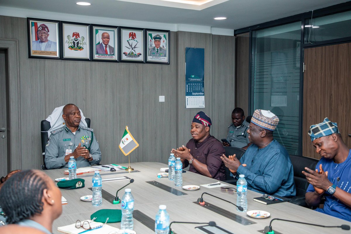 woye1's tweet image. Automotive sector and Customs Collaboration: 

The Director General @NADDCouncil @oluosanip paid a courtesy visit to the Comptroller-General of @CustomsNG Mr. Bashir Adewale Adeniyi,(MFR). 

KEY ISSUES raised by @oluosanip 

1. Digital Integration for Industry Optimization – The…
