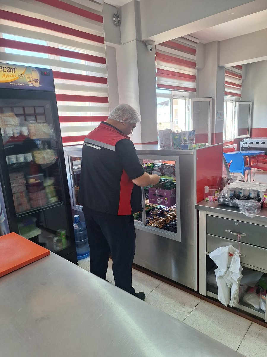 📌 Okul kantinlerimizde denetimlerimiz bu hafta da hız kesmeden devam ediyor!
🍎🥪 Öğrencilerimizin sağlıklı ve güvenli gıdaya ulaşması için titizlikle kontrol sağlıyoruz.
📷 İşte kantin denetimlerimizden bazı kareler!
<a href="/TCTarim/">T.C. Tarım ve Orman Bakanlığı</a>
<a href="/izmirtarim/">İzmir Tarım ve Orman İl Müdürlüğü</a>
<a href="/MstafaSahin44/">Mustafa ŞAHİN</a>
<a href="/ErdogrulCem/">Cem Erdoğrul</a>
