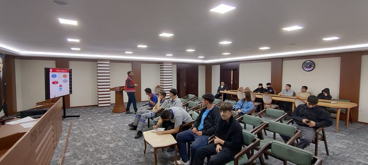 📍Ders Aletleri Yapım Merkezi'nde çırak ve stajyerlerimize Temel İş Sağlığı ve Güvenliği Eğitimi verildi! 
👷‍♀️👷 Uzmanlarımız Osman Dolgunyürek &amp; Ersin Karadağ tarafından gerçekleştirildi. 
✅ Güvenli çalışma ve risk yönetimi öğrenildi. #İşGüvenliği #StajyerEğitimi #MEB #İSG