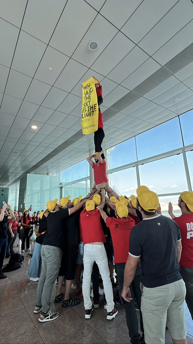 JovesValls_EN's tweet photo. We are already on our way to #London to showcase the tradition of castells.
Before departure, one of the groups performed a pillar of 4 at Josep Tarradellas Barcelona–El Prat Airport.
Who said the sky is the limit? @vueling
#castells #humantowers https://t.co/XxHBwxJmwk