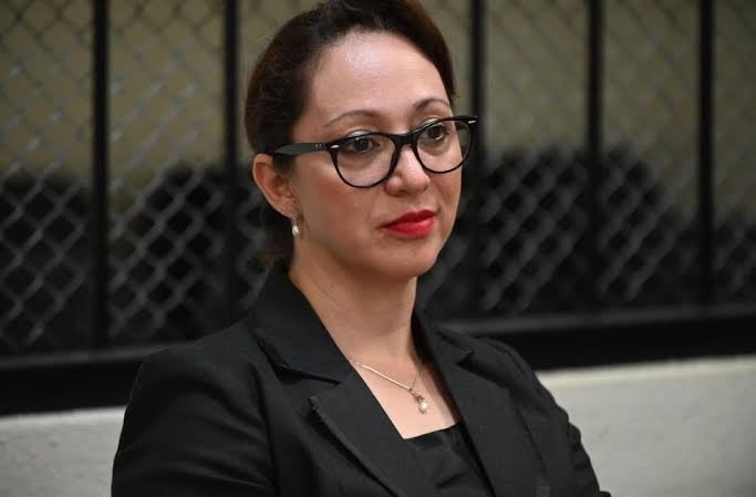 PrensaComunitar's tweet photo. #Ahora 🚨 MP insiste en reactivar orden de captura contra exfiscal Virginia Laparra
Pese al fallo de la Sala, la Fiscalía de Asuntos Internos acudió a la Corte de Constitucionalidad buscando que se reactive una orden de captura y se declare en rebeldía a la exfiscal anticorrupción, en el primer proceso donde fue criminalizada.
📸 Alex PV