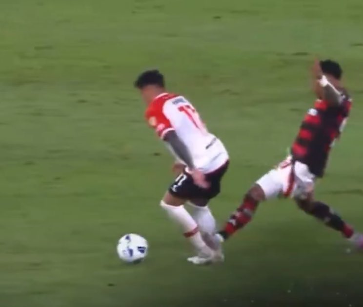 Oledobrasil's tweet photo. Eu assisti ao jogo todo ontem e juro que não tinha notado esse lance do Plata que apareceu na timeline. 

To até na dúvida se é IA kkkk

É MUITO ÓBVIO que não anula o erro ABSURDO da expulsão e do pênalti no Plata, mas dá argumento pro Estudiantes reclamar também.

Plata tinha que ter sido expulso por esse pisão e só o clubismo vai dizer o contrário.