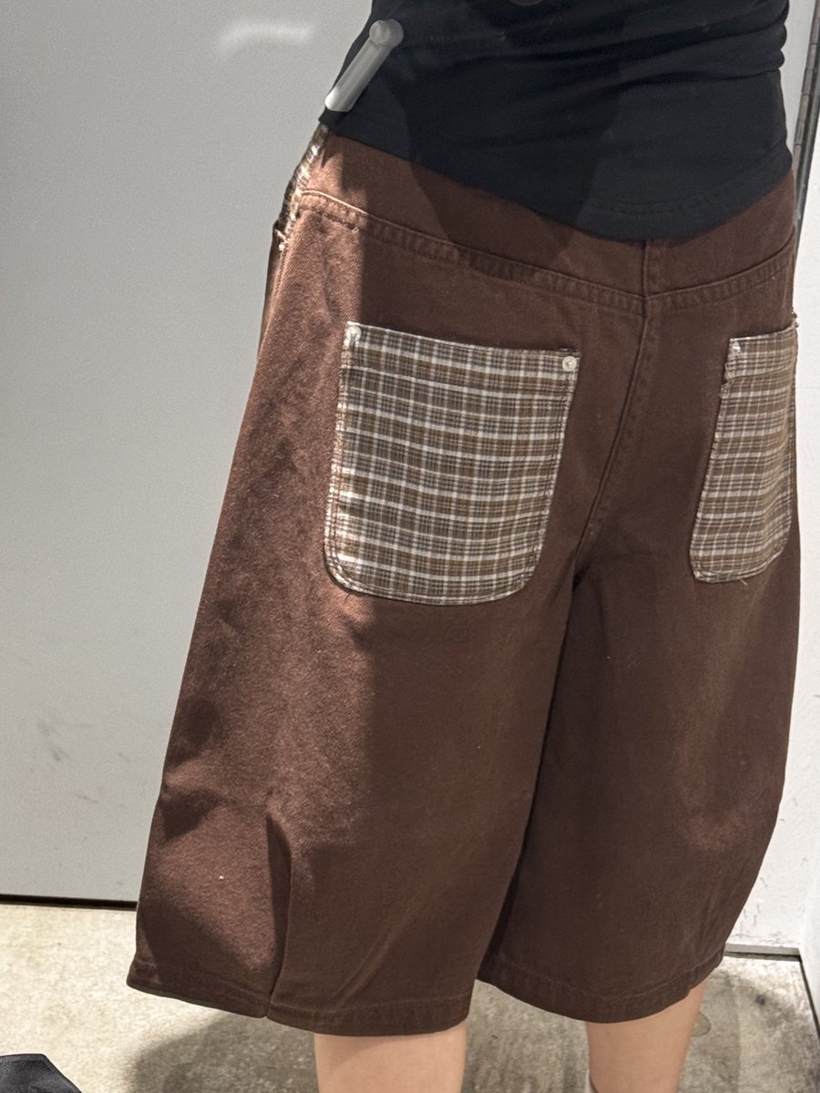 기여운 바지를 봣어요

장점: 이거 입으면 밥 세 그릇 먹어도 허리 안 조일 것 같음, 엉덩이 포켓이 귀여움!!
단점: 굶었을 때 입으면 어떠한 선택을 할 듯 허리가 컷다