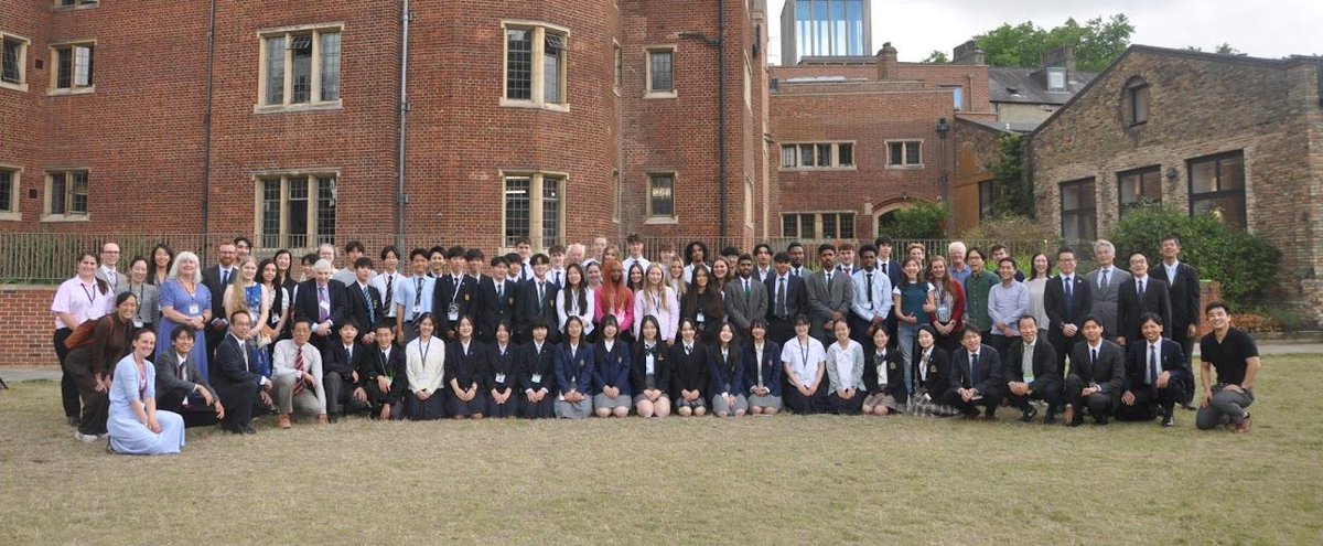 SalvatorianHA3's tweet image. 🌍✨ Our Sixth Form students spent a week at Jesus College, Cambridge, collaborating with a Japanese delegation on science projects, research & culture. An inspiring experience—thank you to Ms A Schippor for making it possible! 🙌
#GlobalLearning