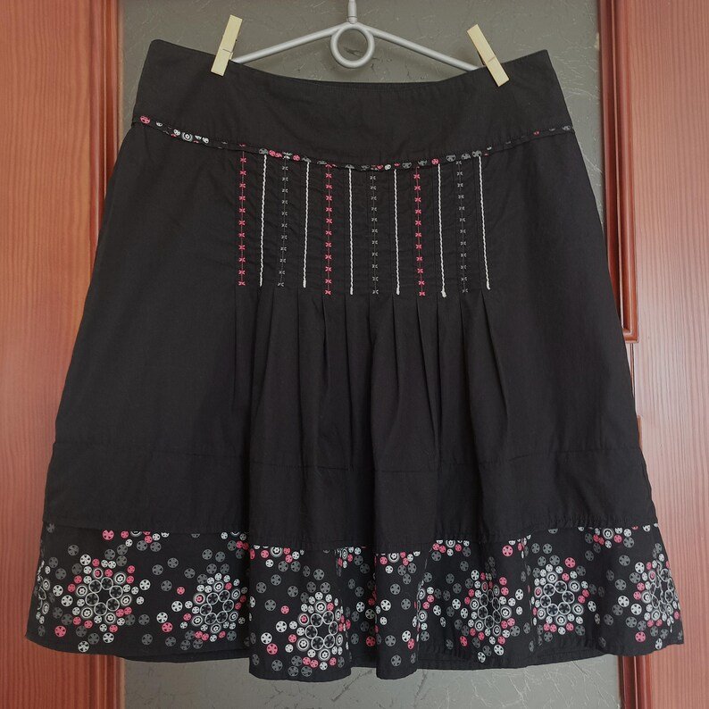GoodVintageArt1's tweet photo. #Vintageskirt #blackskirt #cottonskirt #Embroideredskirt #Bohoskirt #Folkskirt #ALineskirt #skirt Vintage Embroidered Black Cotton Skirt: Boho Folk A-Line, EU 40
https://t.co/nlLzNa4dFR https://t.co/ww2CtRuaOn