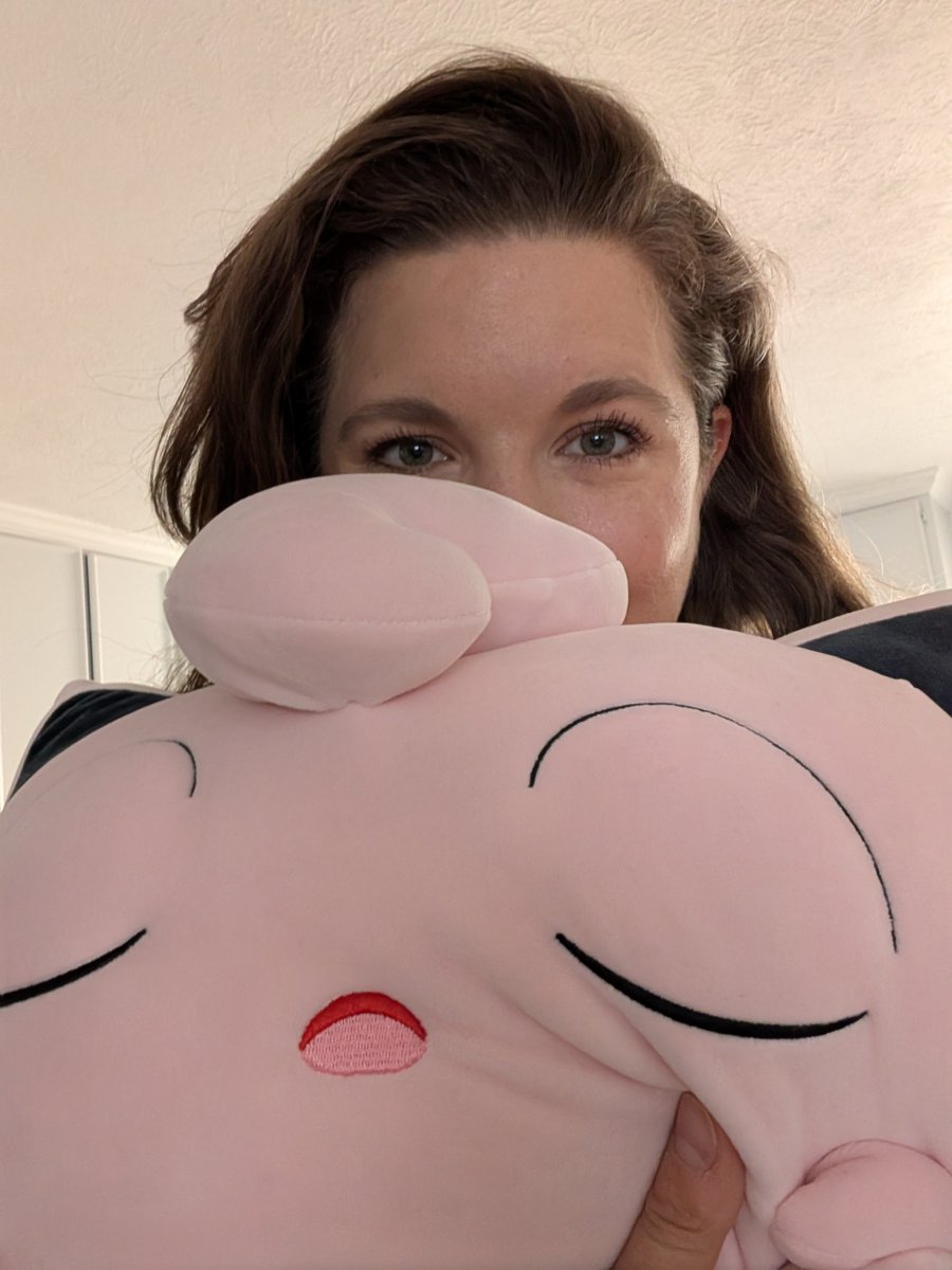 kaymarpar's tweet photo. When your birthday present is so big and fluffy it doesn't fit in a selfie...

#Jigglypuff #bestpokemon https://t.co/iiqrjRaFTi