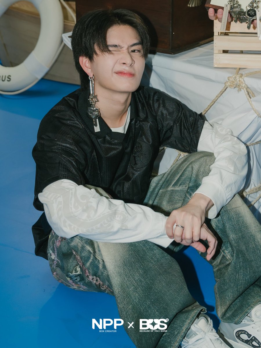 NPPBOX's tweet image. #THAIchayanon &amp;amp; #JINWOOKkim
just checked in at #NPPCITY 🏡

มาผจญภัยตามรอย ไทย &amp;amp; จินวุค 
ที่ #NPPxBUS_NPPCITY 
POP-UP ครั้งแรกของพี่กล่อง 
ให้บีอัสมาค้นพบลายเส้นของ 
“บัสอ้วร” ไปพร้อมกัน

#NPPxBUS POP-UP STORE
THE JOURNEY TO NPP CITY 🚂🚏🧳

▻ ชมและช้อปคอลเลกชัน
NPP CITY ก่อนใคร…