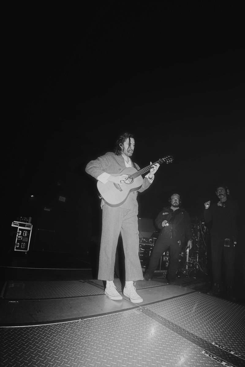 Hozier's tweet image. Night 2. Thank you, Virginia 🖤

📸 @katemphotog