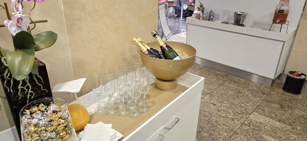 patstravelrevu's tweet image. #AmericanAirlines #FirstClassLounge #LHRAirport Terminal 3 patstravelreviews.com #airportlounge #airlineclub #airlinelounge #Airport #travel #luxurytravel #aviation #avgeek #AdmiralsClub #AA #American #AmericanAir #oneworld #FirstClass #patstravelreviews