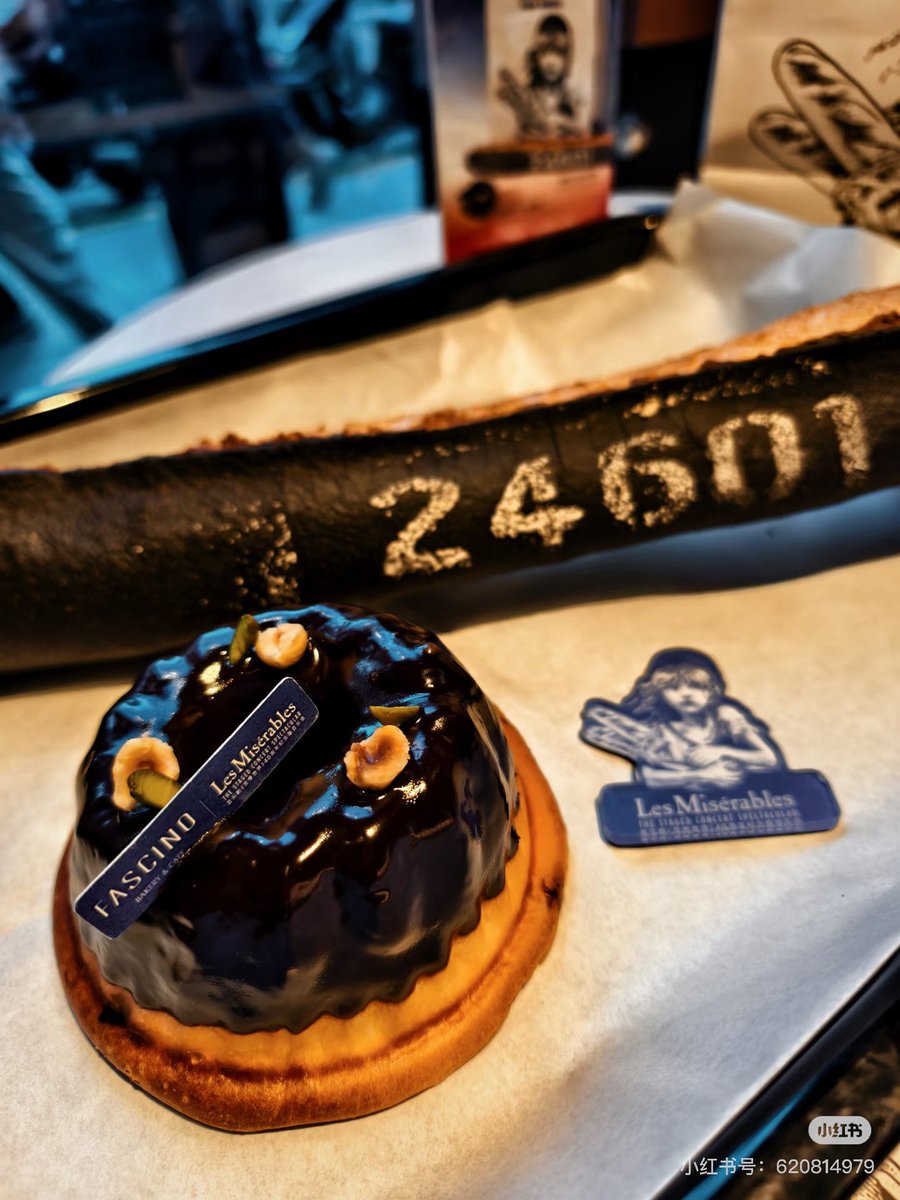 ShanghaiEye's tweet image. 🎵 The #LesMisérables-themed #Baguette 🥖 set goes viral in Shanghai as the Shanghai Grand Theatre will present the iconic French musical 🎭 starting November 4. The baguette set, which includes a #Cosette pin and a canvas tote bag, is priced at 78 yuan, or about 10.1USD.