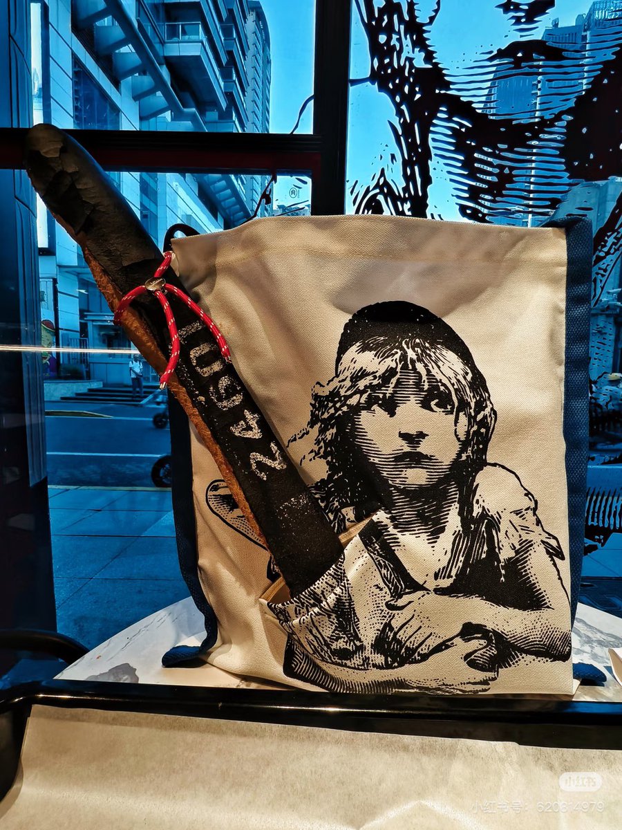 ShanghaiEye's tweet image. 🎵 The #LesMisérables-themed #Baguette 🥖 set goes viral in Shanghai as the Shanghai Grand Theatre will present the iconic French musical 🎭 starting November 4. The baguette set, which includes a #Cosette pin and a canvas tote bag, is priced at 78 yuan, or about 10.1USD.