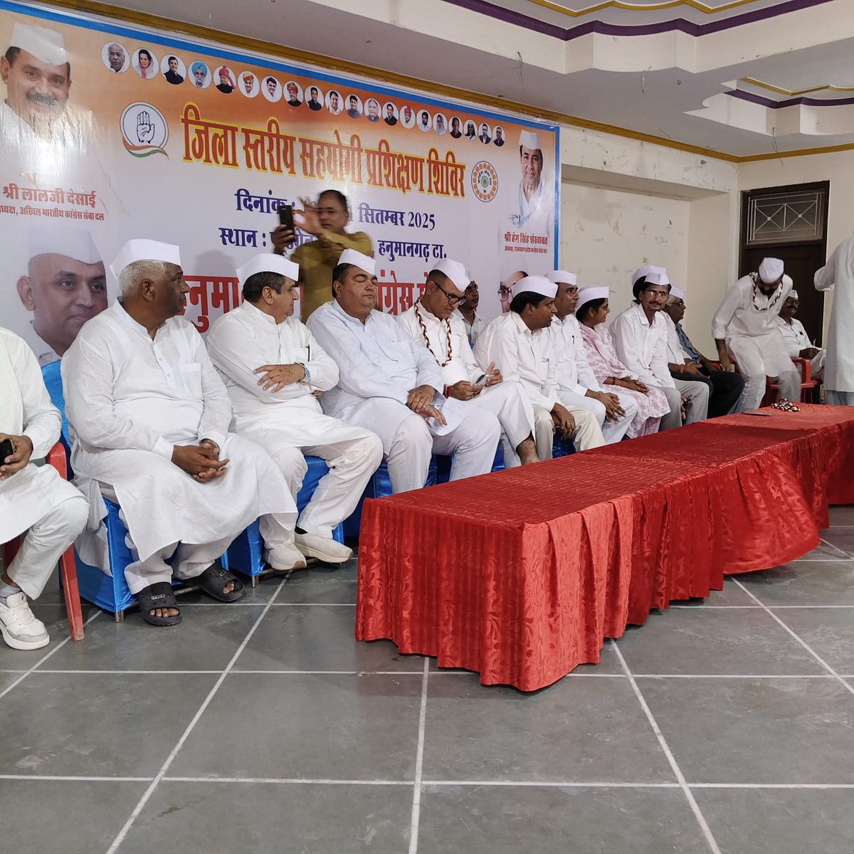 SevadalMLR's tweet image. 🚩 जिलास्तरीय सहयोगी प्रशिक्षण शिविर का शुभारंभ, जिला कांग्रेस सेवादल द्वारा आयोजित ✨

यह सिर्फ़ प्रशिक्षण नहीं,
बल्कि लोकतंत्र को मज़बूत करने और युवाओं को नई ऊर्जा देने का संकल्प है। ✊🔥

#YouthForDemocracy #CongressSevaDal #Seva