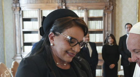 MurrayPFarmer's tweet photo. GUCCI – LIBRE: hablan de socialismo y sacrificio por el pueblo, pero en 2022 se lucían con Gucci ante el Papa y hoy en año político aparecen con lentes de Walmart. No se engañan. Doble discurso: pobreza para el pueblo, riqueza para el familión. @MaElviraSalazar @MarioDB @RepCarlos #familion #Honduras #socialismo #LIBRE