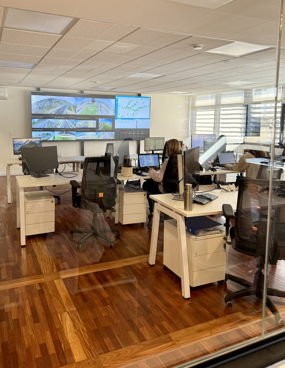 <a href="/imtransito/">Montevideo Tránsito</a> <a href="/montevideoIM/">Intendencia de MVD</a> <a href="/DGTes/">Dir. Gral. Tráfico</a> <a href="/MMetediera/">Marcelo Metediera</a> <a href="/PintosAnibal/">Anibal Pintos</a> <a href="/nlopezcosta/">Natalia López</a> <a href="/ferArtagaveytia/">Fer Artagaveytia</a> <a href="/mtopuy/">Ministerio de Transporte y Obras Públicas</a> ✅ En el CSIT, se les explicó sobre este servicio que monitorea la red vial y recaba información que sirve de insumo para la toma de decisiones en tiempo real. De este modo, se optimiza la gestión del tránsito mediante el uso de nuevas tecnologías y se mejora en seguridad vial.