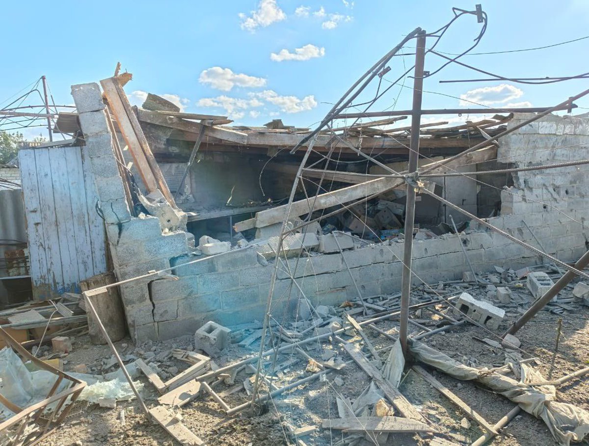 Nikopolgram's tweet image. russians attacked Nikopol district with FPV drones &amp;amp; artillery, hitting Nikopol, Marhanets &amp;amp; Pokrovske communities.

5 injured, incl. a 59-yo woman hospitalized.

Damaged: 15 houses, 5 outbuildings, 3 garages, 3 greenhouses, a car, power line. A sports club destroyed.