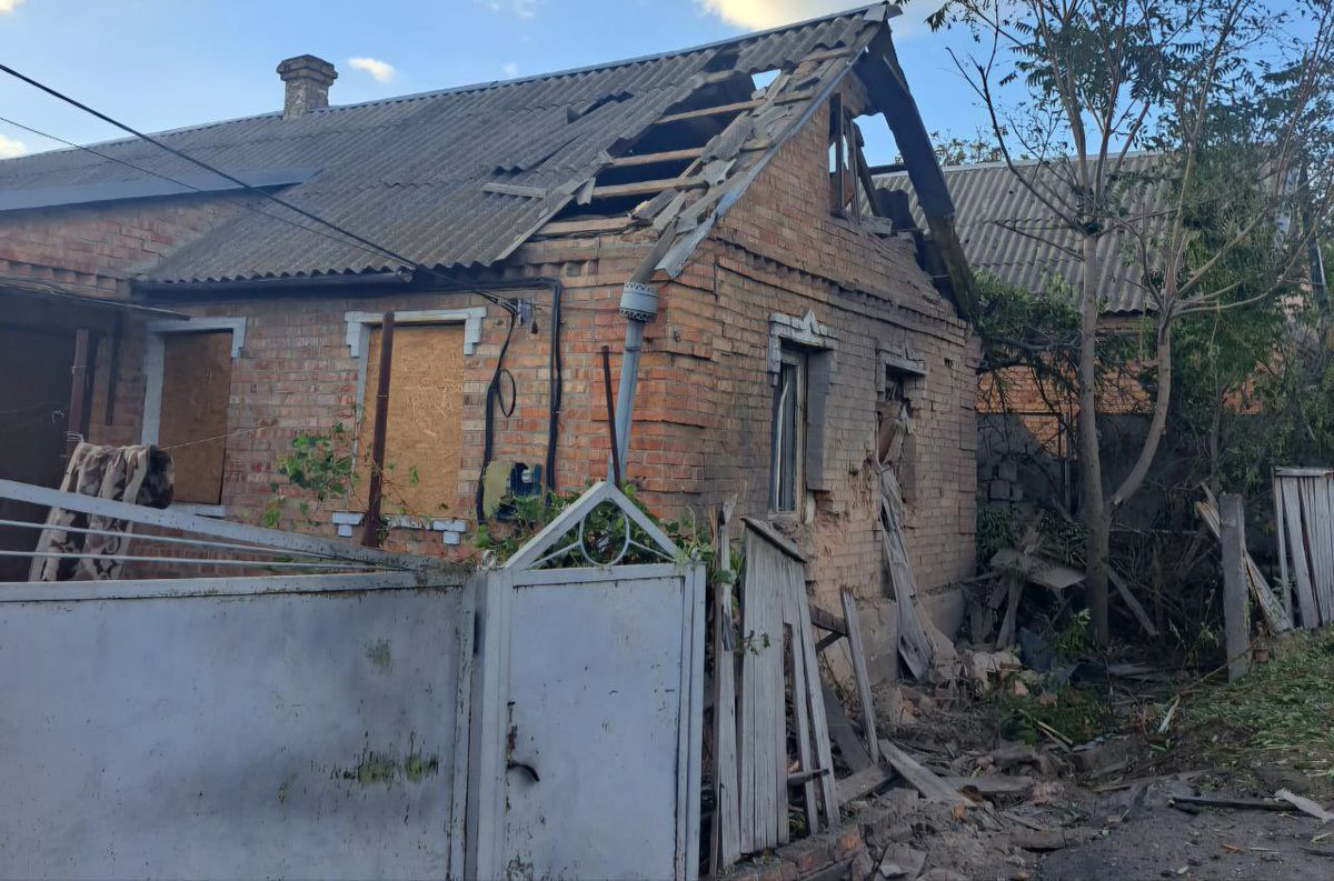 Nikopolgram's tweet image. russians attacked Nikopol district with FPV drones &amp;amp; artillery, hitting Nikopol, Marhanets &amp;amp; Pokrovske communities.

5 injured, incl. a 59-yo woman hospitalized.

Damaged: 15 houses, 5 outbuildings, 3 garages, 3 greenhouses, a car, power line. A sports club destroyed.