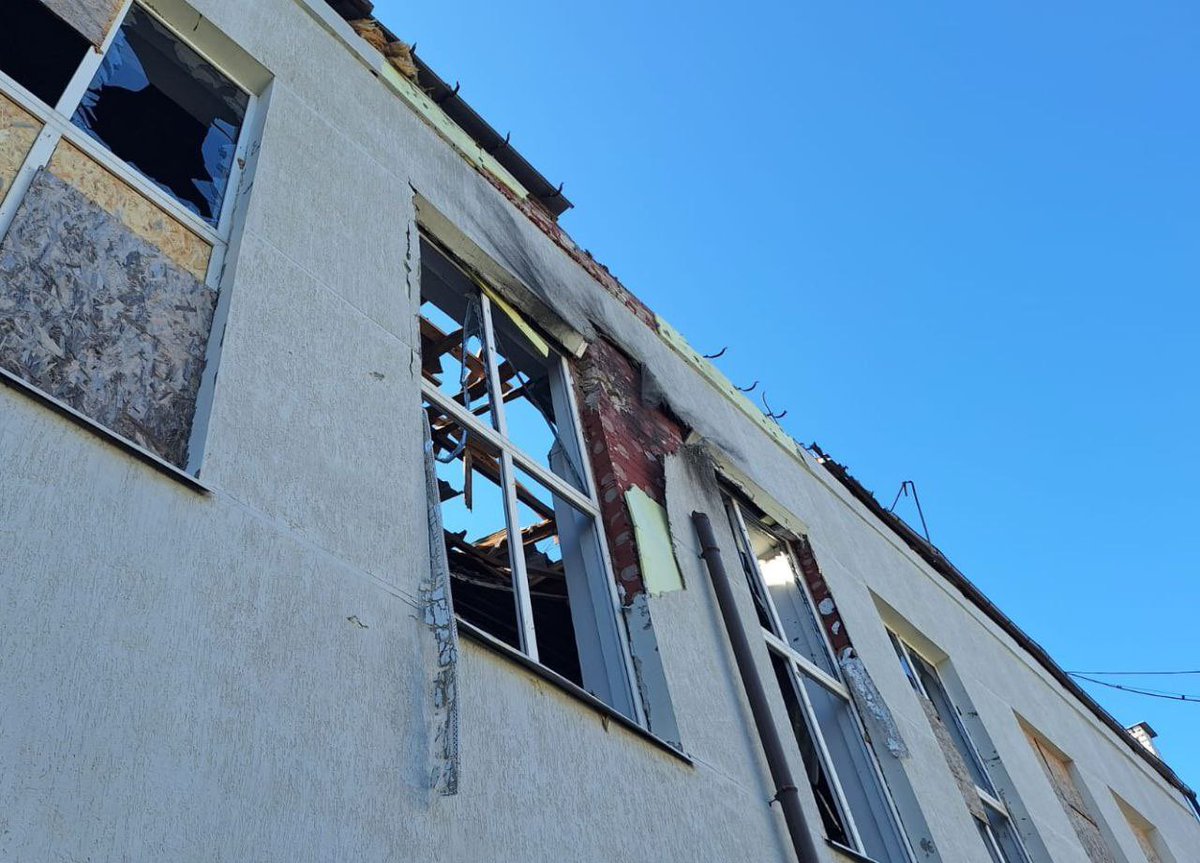 Nikopolgram's tweet image. russians attacked Nikopol district with FPV drones &amp;amp; artillery, hitting Nikopol, Marhanets &amp;amp; Pokrovske communities.

5 injured, incl. a 59-yo woman hospitalized.

Damaged: 15 houses, 5 outbuildings, 3 garages, 3 greenhouses, a car, power line. A sports club destroyed.