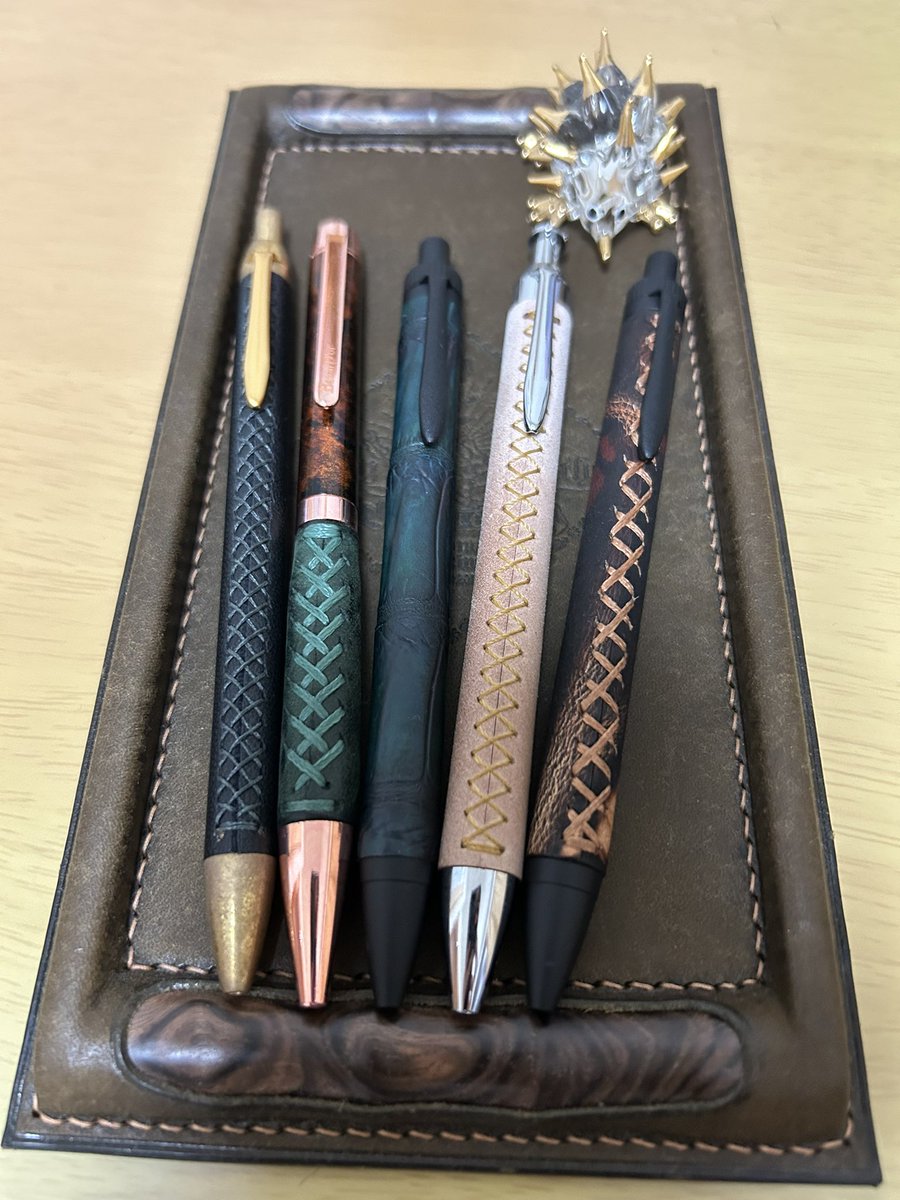crossKhedgehog's tweet photo. ちょっと久しぶりの徹夜なので、最近特によく使ってる革軸5本をお供に(*´-`)

カッコよくて気分が上がるやつ、エイジングが楽しみなやつ、触り心地と握りやすさ抜群なやつ等々
握り心地は全部違いますね✍️

最近は色の変化が面白くて、コードバンクラストをついつい考え事しながら握ってます✊ https://t.co/eP5yZb2htQ