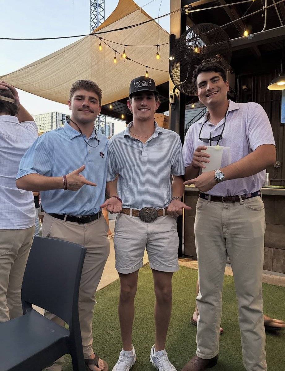 WillBuchananSr's tweet photo. Yeah boys wouldn’t it be dope if all pointed our fingers at each other, then I made the caption something related to rate cuts 🤙🏻 #sendathon https://t.co/aC1cJKZZUc