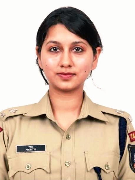 ChGulluGurjar1's tweet photo. हम सभी पुलिस कर्मियों को आप पर गर्व है।हमारी वास्तविक विभागीय अभिभावक हैं आप।न केवल वाराणसी पुलिस बल्कि सम्पूर्ण उत्तर प्रदेश पुलिस का हर एक कर्मचारी आप जैसी अधिकारी के अधीनस्थ के रूप मे कार्य करना चाहता है।UPP का अभिमान हैं आप।जय हिंद।#ipsneetu @Uppolice @IPS_Association @dgpup https://t.co/hJqxFJuuzO