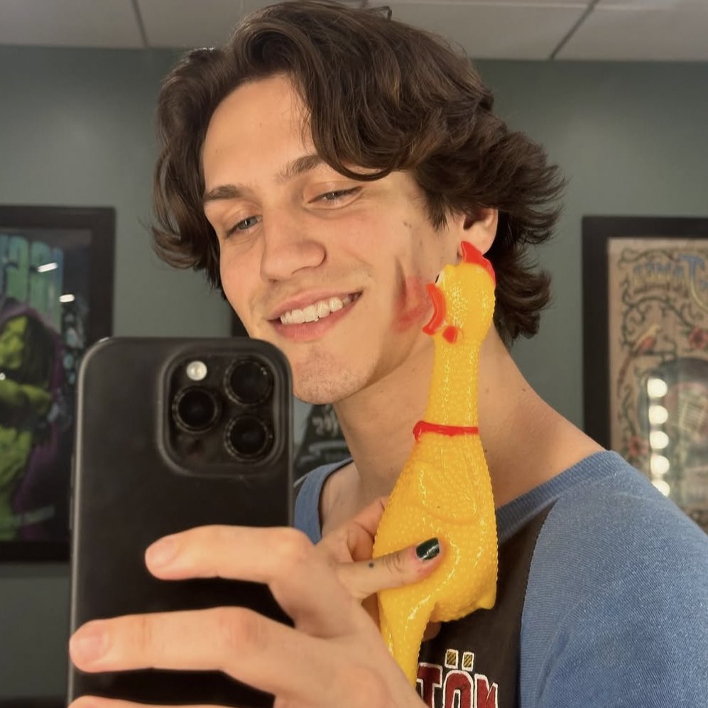 Even rubber chickens stan <a href="/xhuddy/">Huddy</a> 😌