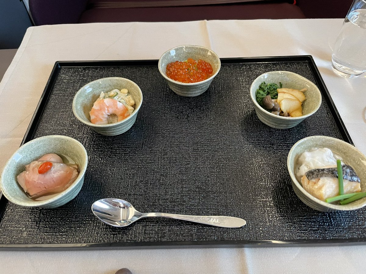 nabeyan7's tweet photo. もっとお酒強ければなぁ…ってのを痛感している(またサロン1杯で酔ってる人)
もう前菜？の小皿から美味すぎなのよ… https://t.co/LTCpeeB8dY