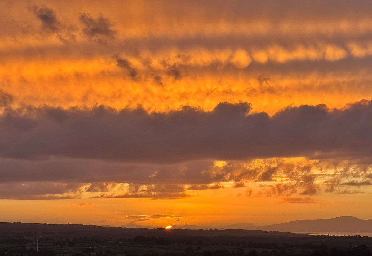 I’ve waited a while for a sunset skyline like this again overlooking Donegal earlier tonight from the Sperrins😍Simply glorious🫶🏻🧡 <a href="/StormHour/">#StormHour</a> <a href="/bbcniweather/">BBC NI Weather</a> <a href="/UTVNews/">UTV Live News</a> <a href="/sryanbruenphoto/">Sryan Bruen Photography</a> <a href="/barrabest/">Barra Best</a> <a href="/WeatherCee/">Cecilia Daly</a> <a href="/Louise_utv/">Louise Small</a> <a href="/deric_tv/">Deric</a> <a href="/Schafernaker/">Tomasz Schafernaker</a> <a href="/LynnParsonsUK/">Lynn Parsons</a> <a href="/LoveBallymena/">Love Ballymena</a> <a href="/coolfm/">Cool FM</a>