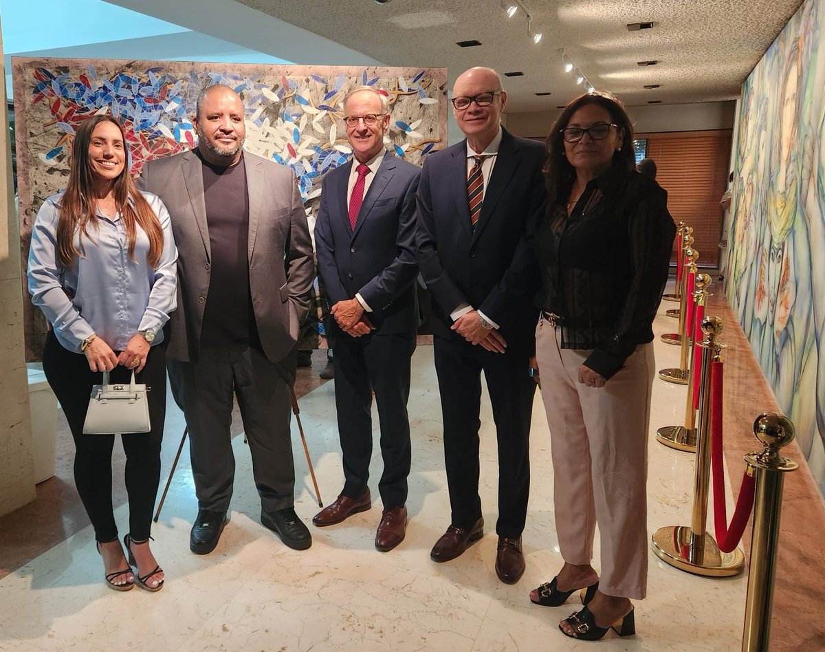 A real pleasure to receive at the Embassy of #Cuba MP <a href="/Rob_Oliphant/">Rob Oliphant</a>, Parliamentary Secretary of Global Affairs Canada, on the ocassion of the opening of the Art Exhibition "Lazos" by Michel Mirabal. He ratified that #Canada will continue asking for ending the blockade to Cuba.