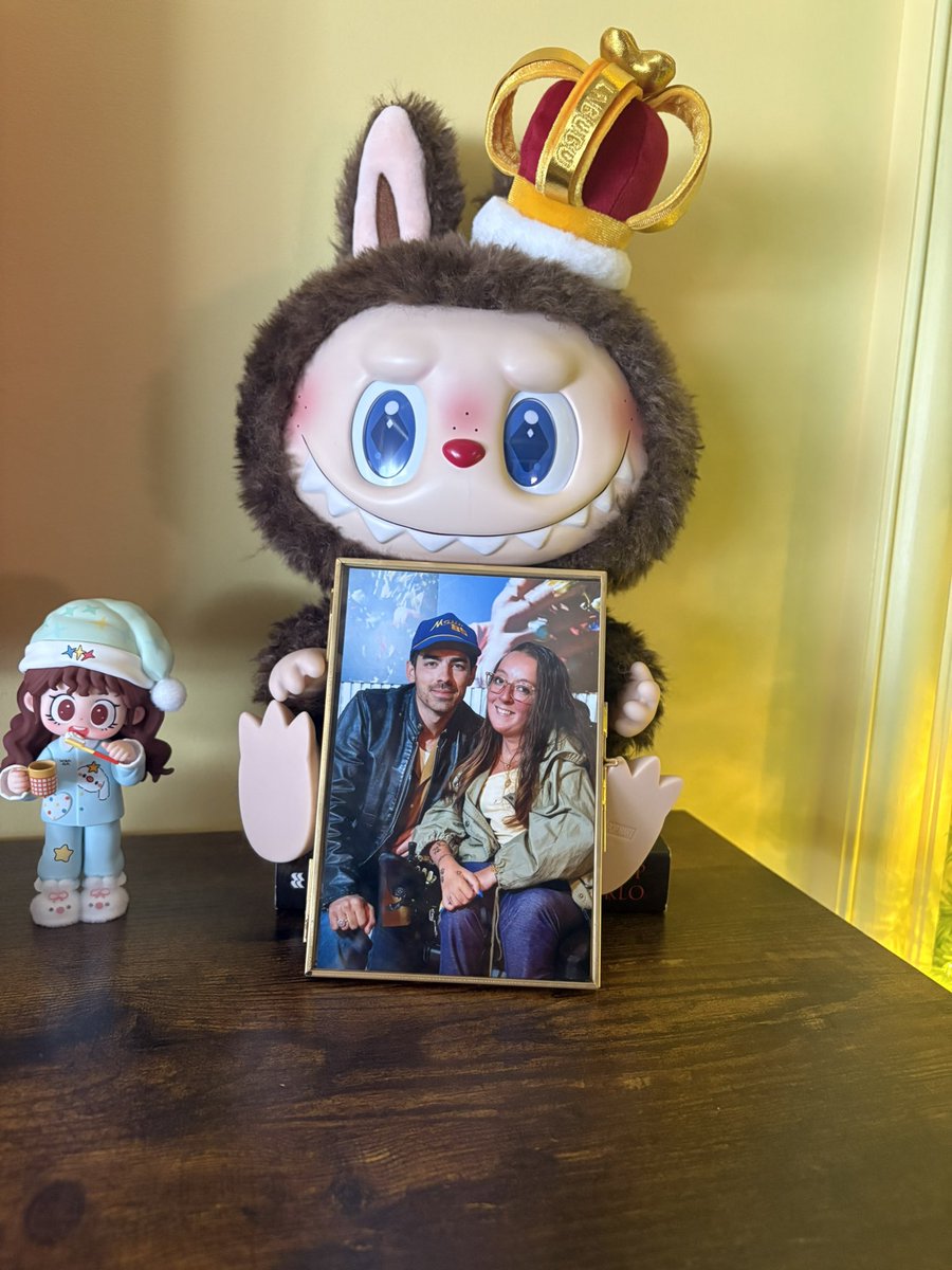Obviously needed a frame that my queen labubu was able to hold🥰 <a href="/joejonas/">J O E  J O N A S</a>