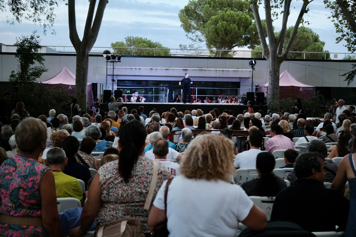 🎉 FIESTAS DEL VAL | Nuestros concejales <a href="/diana_diaz_pozo/">Diana Díaz del Pozo</a> y <a href="/J_albergr/">J.albergr</a> han asistido al Pregón de las Fiestas de la Virgen del Val a cargo del atleta Gersón Pozo.

💃🏻 Para acompañar el pregón, los vecinos han disfrutado de actuaciones de distintas escuelas de baile de Alcalá.