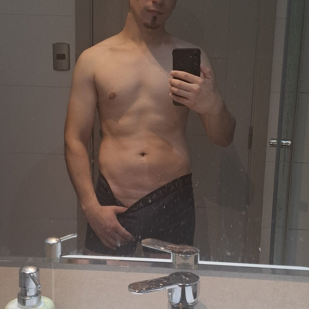 IgnCCP's tweet photo. Me han dicho que tengo las manos grandes 😈 https://t.co/XKtbld1mLV