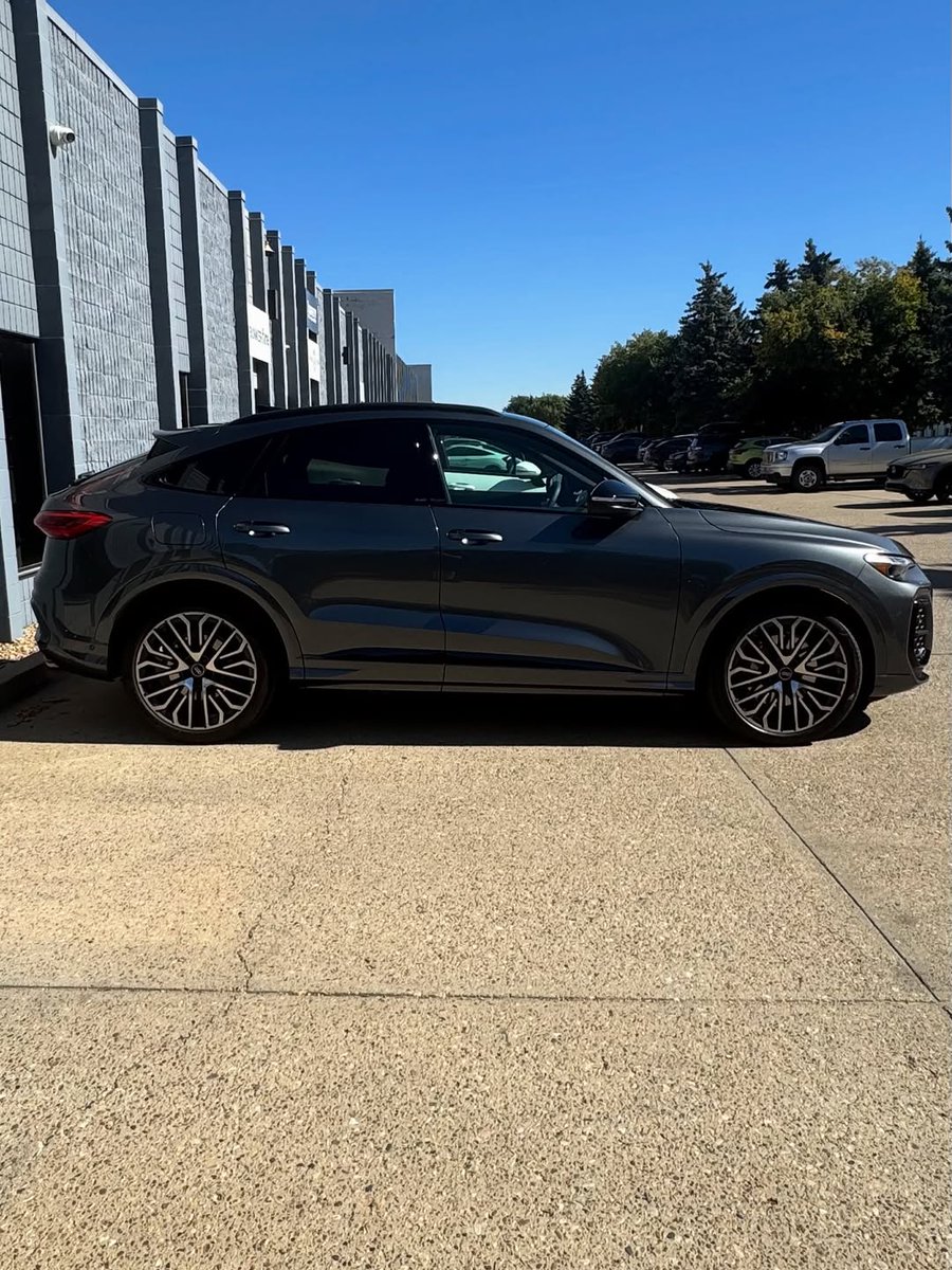 YEGTintFactory's tweet image. SQ5 in for protection where it matters most. 

Partial full front, A-pillars with roof strip, door cups, and luggage area all wrapped and ready for the road.

#Audi #SQ5 #CustomSUV #PPF #yeg