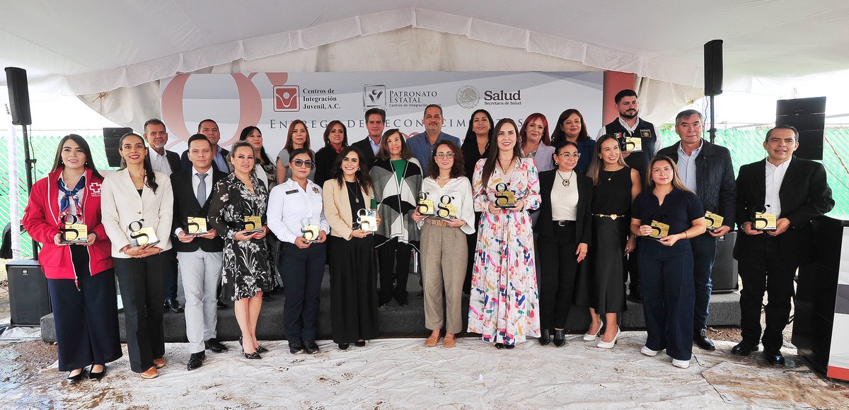 Duranyork_rev's tweet photo. #DYNEWS 

CIJ Durango reconoció a empresas e instituciones por su apoyo y firmó convenios con @DIF_Durango y la Facultad de Trabajo Social de la @UJED_Oficial, fortaleciendo la prevención y atención de adicciones en beneficio de la juventud. 💙 

🌐Más en:
https://t.co/XEKFlzqG8B https://t.co/2sixX2Ydcv