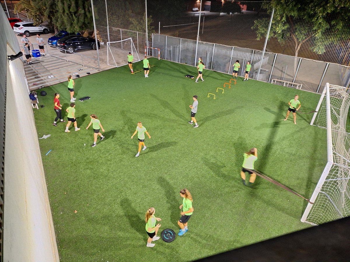 Preparando el <a href="/FundacioUEC/">Fundació UE Cornellà</a> las de <a href="/JGonzaCar/">José González</a> el primer partido de liga del domingo ante el <a href="/CEEuropa/">Club Esportiu Europa</a> B .
<a href="/bloguecornella/">Blog UE Cornella</a> <a href="/EsportCornella/">Esport a Cornella</a>