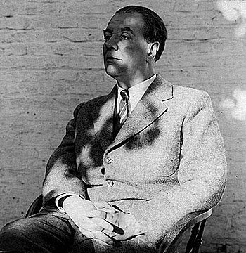 Borges, Jorge Luis (@borgesjorgel) on Twitter photo Periodista: —Sin embargo, usted me decía que nunca experimentó odio en su vida.
Borges: —Sí, aunque Xul Solar me decía que la ira y el odio convienen, porque uno descarga su emoción. En cambio, en mi caso, bueno, si me hacen un mal —la verdad es que la gente ha sido muy buena Periodista: —Sin embargo, usted me decía que nunca experimentó odio en su vida.
Borges: —Sí, aunque Xul Solar me decía que la ira y el odio convienen, porque uno descarga su emoción. En cambio, en mi caso, bueno, si me hacen un mal —la verdad es que la gente ha sido muy buena