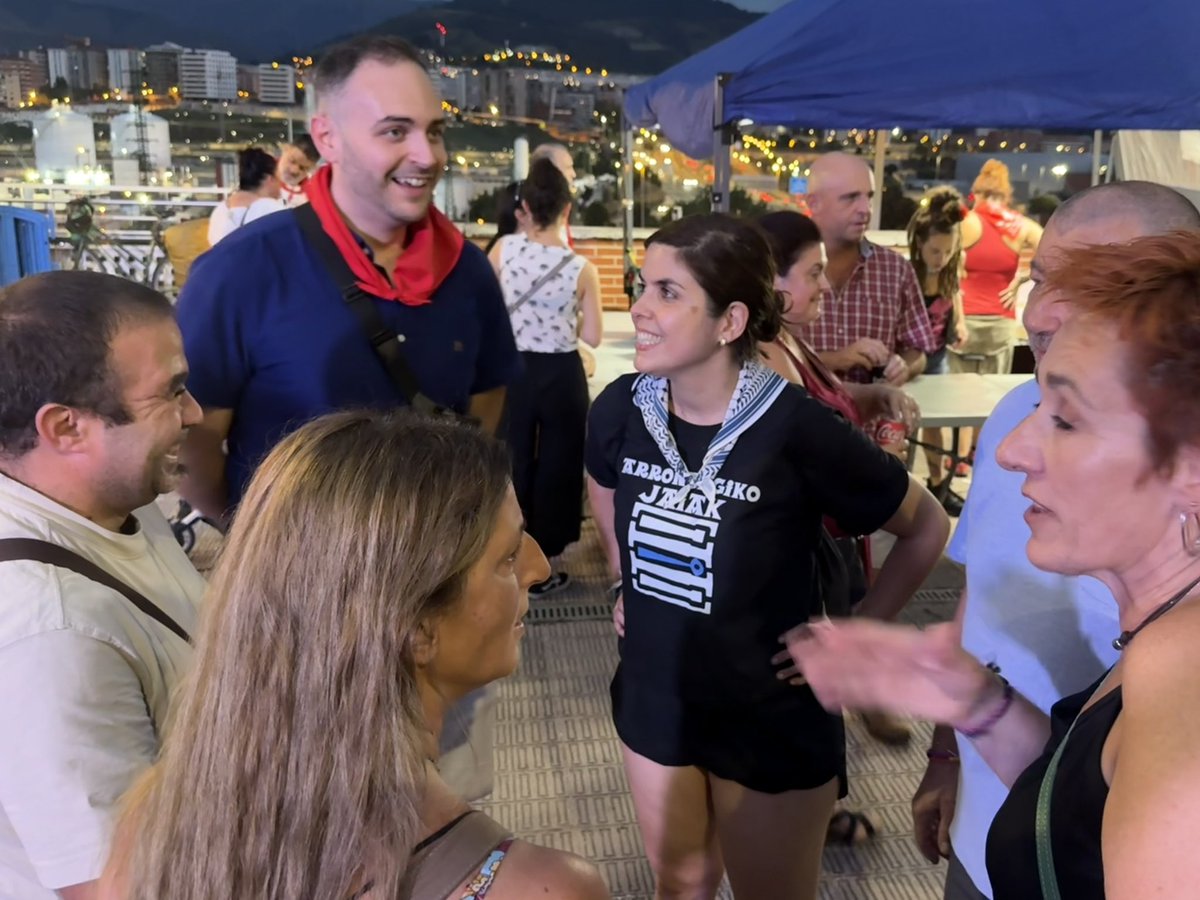 PSEBarakaldo's tweet photo. 🎉 Arrancan las fiestas de #Rontegi con la tradicional bajada, el pregón y el txupin‼️Nos espera un fin de semana lleno de actividades, música y mucha diversión, con Begitxu y la ilusión de muchos vecinos y vecinas de #Barakaldo.

Gora Arrontegiko Jaiak!🌹

#ImpulsoSocialista https://t.co/EMOk2ASpsL