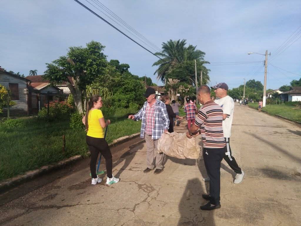 DME1roEnero's tweet photo. Educadores en #1roDeEneroDeVictorias participan en el cambio de labor este viernes contribuyendo a la limpieza de nuestro municipio #EducaciónPrimeroDeEnero #LatirAvileño @CalderonPineiro @yamila_padron @CubaMined https://t.co/VXLtydiGSF