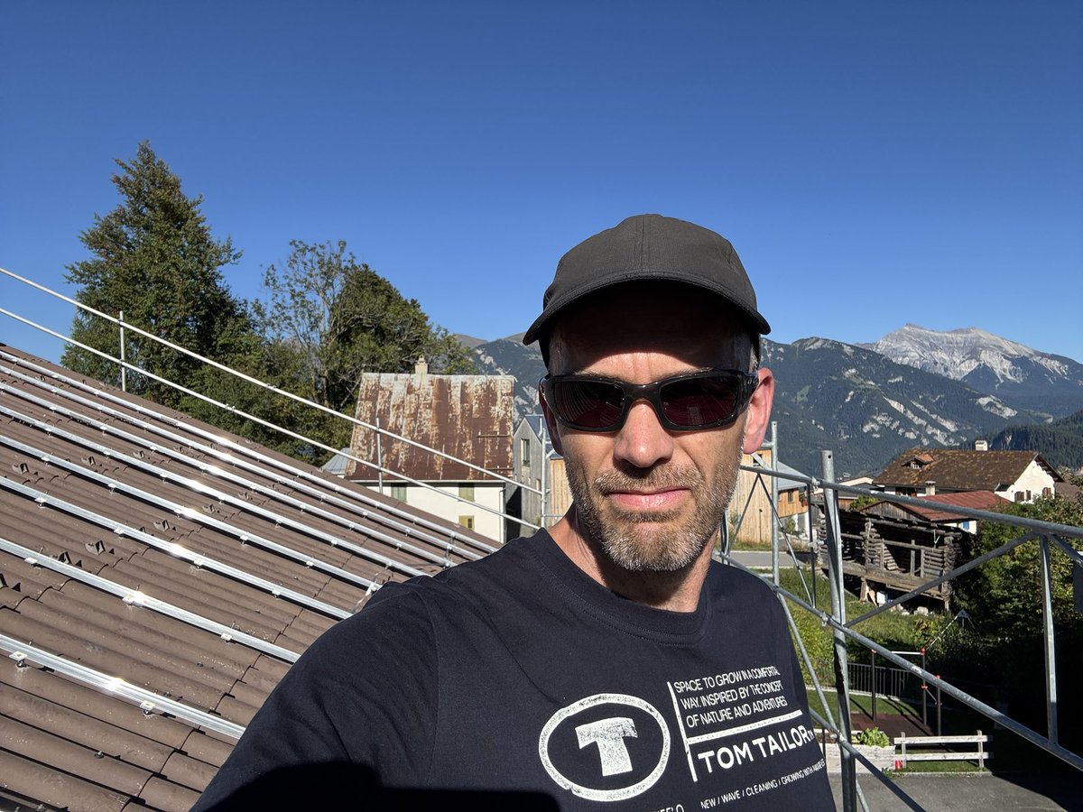 PV Berghilfe: Bauer montierte UK, ich heute Verkabelung &amp; gecrimpt, jetzt montiert das halbe Dorf (4 Bauern) die Panels 👌 Gehe dann wieder in Betrieb nehmen. Vorfinanziert durch mich, Bauer zahlt mit Strom ab, denke in 4-5 Jahren gehört die Anlage ihm 👍 Sein Invest: nur Zeit💪