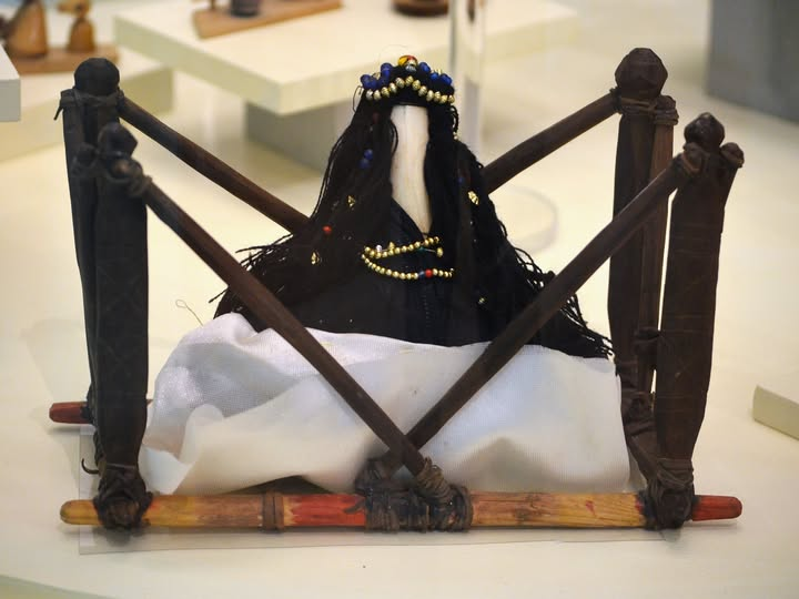 #AcervoMNCM
Muñeca de boda: ¿juguete u objeto social?

Entre el pueblo saharaui se acostumbra regalar un hueso de cabra a las niñas, ..............

🚨Más información: n9.cl/nmwy2

🖊️Hamlet Antonio García Zúñiga, investigador del MNCM
📷Joaquín Vega, Fototeca del MNCM