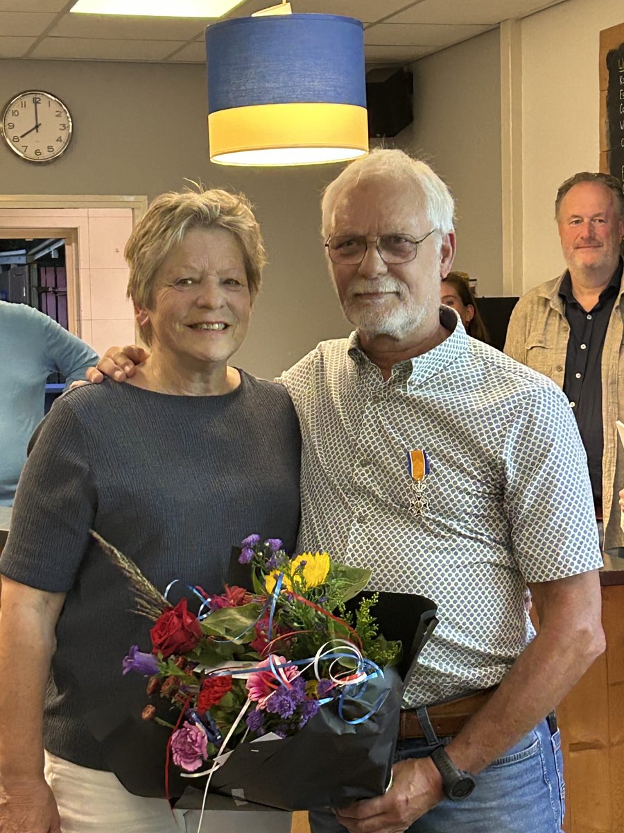 #KoninklijkeOnderscheiding  🎖️|  Vanavond werd Koen van der Veer (71) uit Zevenaar door burgemeester Lucien van Riswijk benoemd tot Lid in de Orde van Oranje-Nassau. Dit gebeurde tijdens de ledenvergadering van Korfbalvereniging De Zwaluwen. Van harte! ➡️ zevenaar.nl/koninklijke-on…