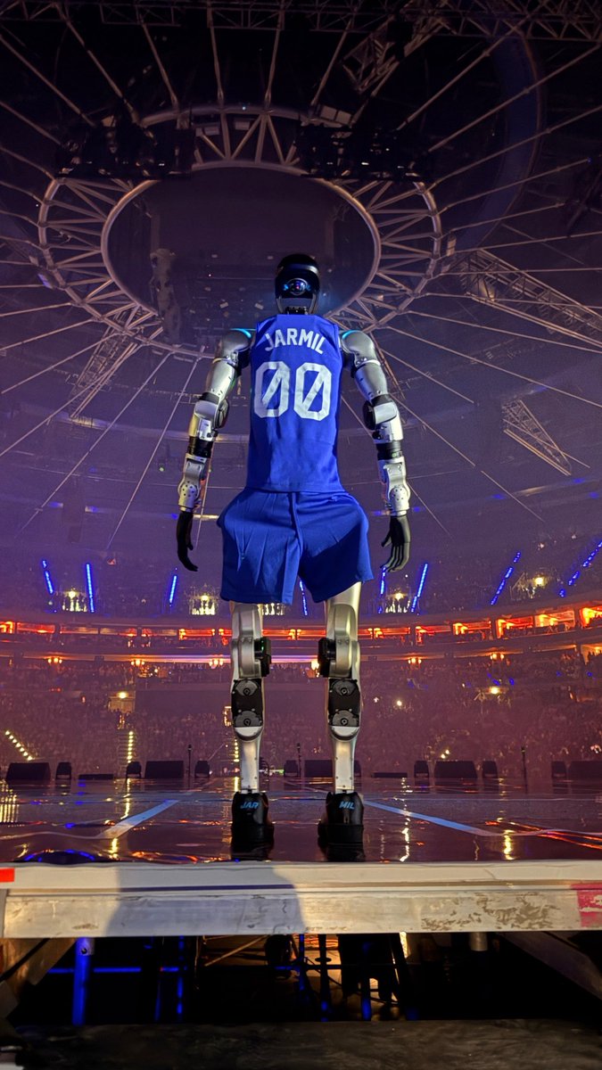 My humanoid Jarmil just pumped up a couple of thousand people. Technology = magic!