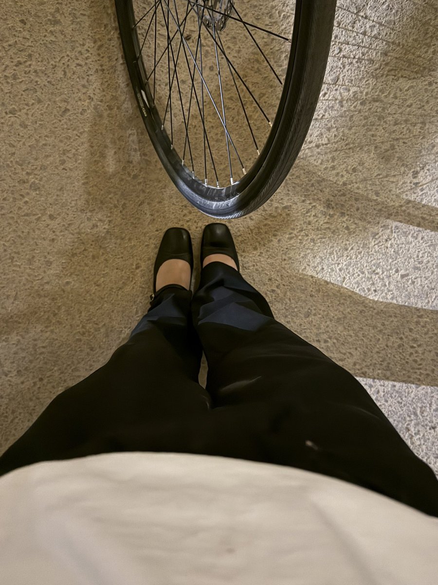 تفاصيل يومي لمن يهمه الامر: رحت النادي شفت خلود العمري وحسيتها كيوت لو كي بس شفتها تشغل شيلات مدري اغاني بدون سماعات ف بطلت اكون كنق اللطافة بعديين طلعت اشتغل وكتبت سطرين من اصل ٧ بارقرافس وطفشت ف قررت اركب سيكلي شوي (يب بهالجزمة) لكني تفقعت حر وذن ١٠ منتس ورجعت البيت 🙏