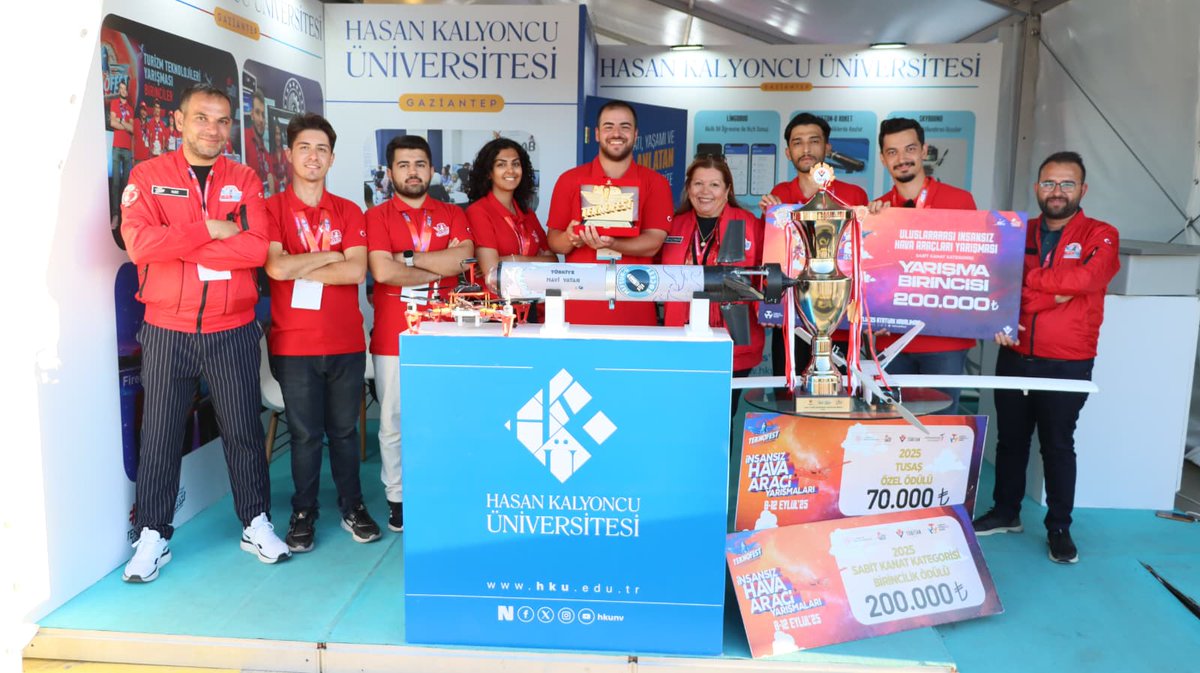 🌍✈️ Paydaşı olduğumuz📍İstanbul Atatürk Havalimanı’nda gerçekleştirilen dünyanın en büyük havacılık, uzay ve teknoloji festivali #TEKNOFEST2025’te; Başkanımız Cemal Kalyoncu ve YÖK Başkanı Prof. Dr. Erol Özvar, Rektör Vekilimiz Prof. Dr. Gül Rengin Küçükerdoğan eşliğinde HKÜ