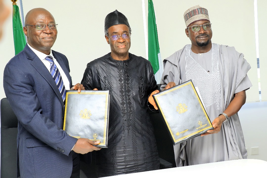 TheREANigeria's tweet photo. REA x @InfraCorpNG x @BudgetOfficeNG x SOLARGE B.V - This week, the Federal Government of Nigeria announced a strategic leap towards local solar PV manufacturing with the signing of a co-ownership offtake agreement.

Key Objectives of this agreement:

🔌Construction of a 1GW Solar PV Factory, a state-of-the-art manufacturing facility to be constructed in Nigeria, with a target of 50% local content within the first three years.

👷‍♂️ Faclitatiin of technology transfer & job creation, as the facility will support significant capacity building, and job creation, furthering Nigeria’s energy transition and industrial policy goals.

📈 Strategic Offtake: Under the agreement, REA has committed to procure at least 200MW of solar modules per year over five years from Solarge Nigeria Ltd for the National Public Sector Solarization Initiative (NPSSI), Renewed Hope Infrastructure Development Fund (RHIDF), and other public electrification programs.

Read full story https://t.co/fHhYpzV0jv via @thecableng.