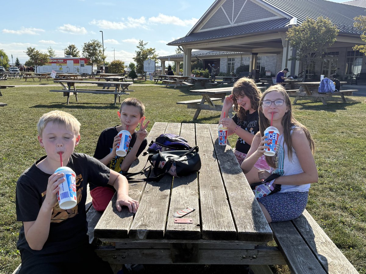 TaraMcFarling1's tweet photo. @Woodman_Wolves have taken over the Ancaster Fair today!!  #somanysnacks @GEDSB https://t.co/zTGR7nZ5Z6
