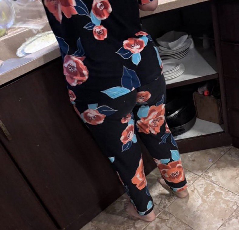 جايني بصورة اخته متديث عليها😝🫦

تبي زيه تعال خاص🤤😝