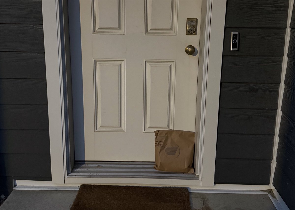 Knock knock!! Lots of NW deliveries took place yesterday afternoon, can you spot more Chillin In The Dome shirts out in #YYC today?! 👀
Get yours &amp; help raise funds for @kidsportcalgary!

cofdead403.ca/product-page/h…