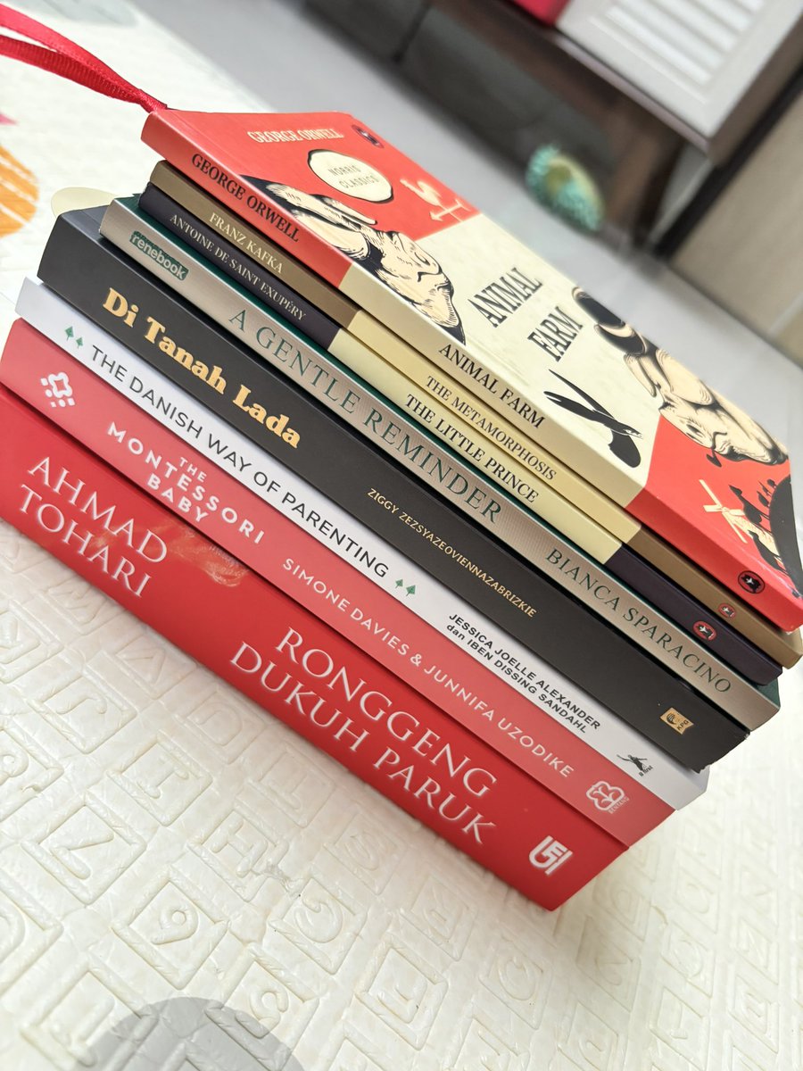 Litalitadel's tweet photo. Tinggal nunggu murakami 👍, mantap dah tuh tumpukan buku hasil check out mu bulan ini ta 🥲 https://t.co/aOfwvJLeqn